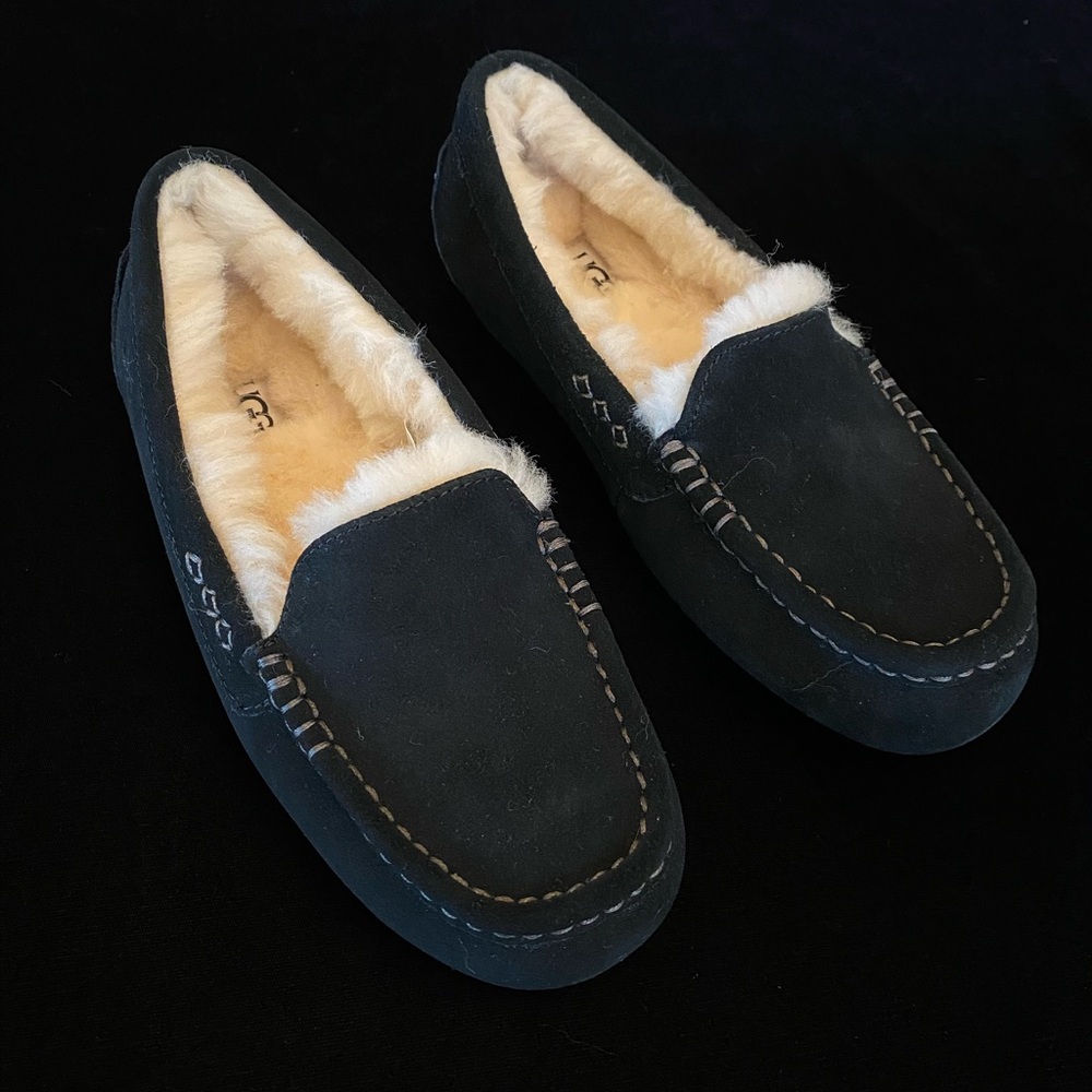 Size 8 women’s black Ansley Uggs. New in box.